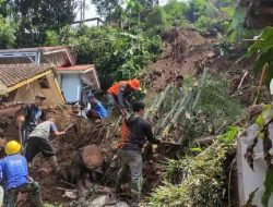 Ratusan Warga Lembang Mengungsi Akibat  Banjir dan Longsor