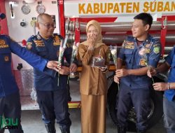 Viral! Guru Cantik Dapat Kejutan Ultah di Kantor Damkar Subang dari Sahabatnya