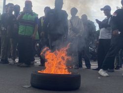 Demo Ojol “Aksi Akbar 205” di Jakarta Diwarnai Pembakaran Ban