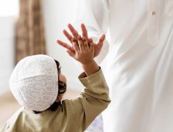 Ayah adalah Faktor Penting untuk Menuju Cahaya Hidayah bagi Anak