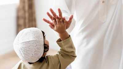 Ayah adalah Faktor Penting untuk Menuju Cahaya Hidayah bagi Anak