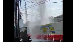 Semburan Air Setinggi 4 Meter dari Galian PDAM di Jatiwaringin Bekasi Gegerkan Warga