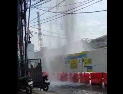 Semburan Air Setinggi 4 Meter dari Galian PDAM di Jatiwaringin Bekasi Gegerkan Warga