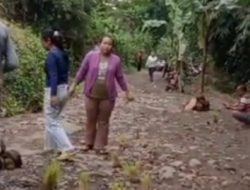 Protes Jalan Rusak, Warga Cibeunying Dawuan Subang Tanam Pisang dan Padi di Tengah Jalan