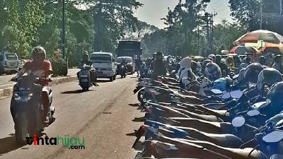 Menjelang Program Pemutihan Berakhir, Antrean Kendaraan di Samsat Subang Mengular hingga Badan Jalan