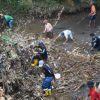 Geber Jumat, Bupati Subang Bersihkan Sampah di Jembatan Kali Cisambeng
