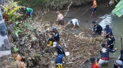 Geber Jumat, Bupati Subang Bersihkan Sampah di Jembatan Kali Cisambeng