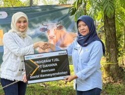 Serahkan 25 Hewan Kurban, PT DAHANA Berbagi Berkah Iduladha untuk Warga Subang