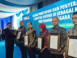 Wamenhan RI Serahkan Sertifikat Komponen Pendukung Pertahanan Negara ke DEFEND ID