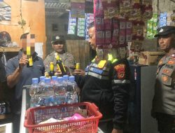 Patroli KRYD, Polsek Patokbeusi Subang Sita 40 Botol Miras dari Beberapa Warung