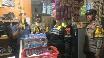 Patroli KRYD, Polsek Patokbeusi Subang Sita 40 Botol Miras dari Beberapa Warung