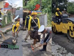 Cegah Kecelakaan, Polisi Turun Tangan Ikut Tambal Jalan Berlubang di Subang