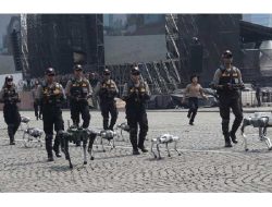 Robot Polisi Ramaikan Monas Jelang Hari Bhayangkara ke-79