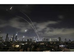 Kemlu RI Berhasil Evakuasi 101 WNI dan Staf Kedutaan dari Iran dan Israel