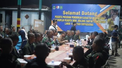 Bupati Subang Reynaldy Makan Malam Bareng Peserta Pendidikan Karakter di Barak Lanud Suryadarma
