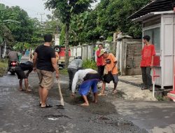 Warga Soklat Subang Swadaya Perbaiki Jalan Rusak Sejak 2020