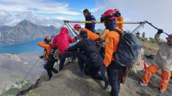 Evakuasi Dramatis di Gunung Rinjani, Tim SAR Bermalam di Jurang Demi Selamatkan Pendaki Asal
