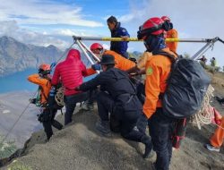 Evakuasi Dramatis di Gunung Rinjani, Tim SAR Bermalam di Jurang Demi Selamatkan Pendaki Asal Brasil