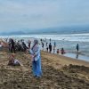 Pantai Istiqomah Sukabumi Dipadati Wisatawan di Hari Pertama Iduladha