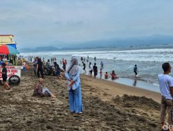 Pantai Istiqomah Sukabumi Dipadati Wisatawan di Hari Pertama Iduladha