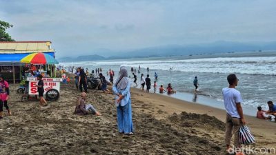 Pantai Istiqomah Sukabumi Dipadati Wisatawan di Hari Pertama Iduladha