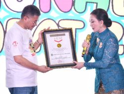 12 Ribu Anak Pecahkan Rekor MURI Lewat Permainan Tradisional Berkebaya dan Pangsi