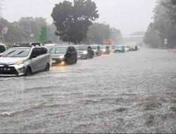 Puluhan RT di Jakarta Masih Terendam Banjir, Ratusan Warga Mengungsi