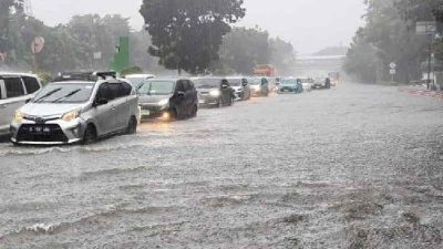 Puluhan RT di Jakarta Masih Terendam Banjir, Ratusan Warga Mengungsi