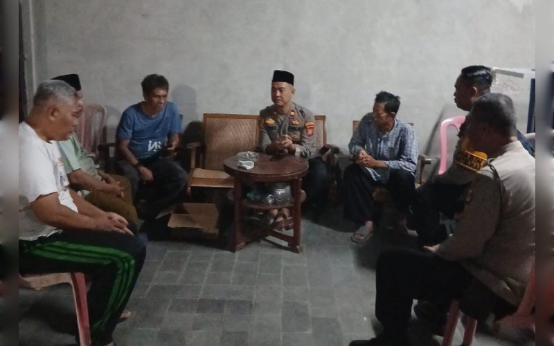 Kapolsek Majalengka Kota IPTU Piki Krismanto saat takziah kerumah duka