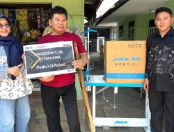 Dahana Salurkan Bantuan Mesin Obras untuk Penyandang Disabilitas di Subang