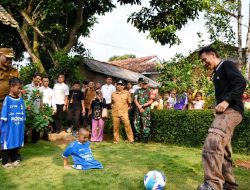 Wagub Erwan Bawa Beckham Temui Dua Anak Disabilitas ke Cikalong Wetan*