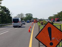 Diduga Supir Ngantuk, Truk Hantam Median Tol Cipali KM 162