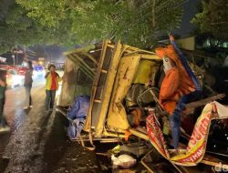 Truk Rem Blong Tabrak 3 Kendaraan dan 3 Kios di Cianjur, 4 Orang Luka-luka