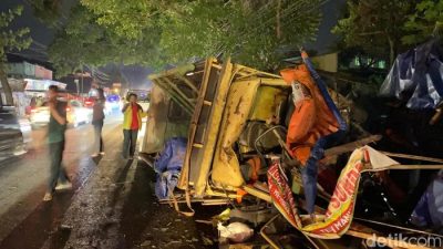 Truk Rem Blong Tabrak 3 Kendaraan dan 3 Kios di Cianjur, 4 Orang Luka-luka