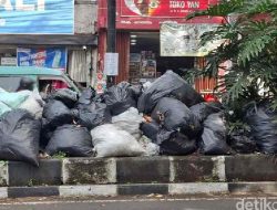 Tumpukan Sampah Cemari Jalan Dago Bandung, DLH Akui Prioritaskan Titik Lain