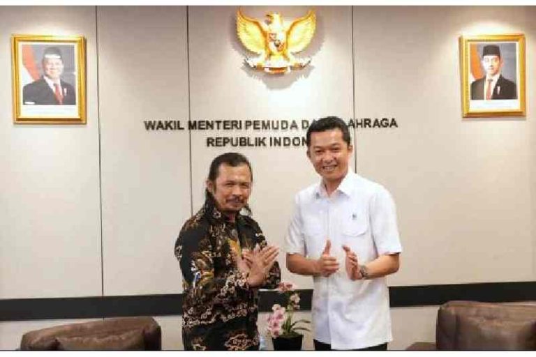 Wakil Menteri Pemuda dan Olahraga Republik Indonesia (Wamenpora RI) Taufik Hidayat menyambut baik rencana penyelenggaraan Kasundan International Silat Camp (KISC) 2025 yang digagas oleh Padepokan Kasundan, Kamis (10/7) di Kantor Kemenpora, Jakarta. (Sumber: Kemenpora )