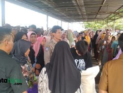 Menjelang HUT RI, Ratusan Warga Tanjungrasa Subang Rela Antre Panjang Demi Bansos Beras