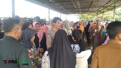 Menjelang HUT RI, Ratusan Warga Tanjungrasa Subang Rela Antre Panjang Demi Bansos Beras