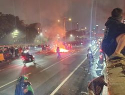 Aksi di Depan DPR Kian Memanas Hingga Tengah Malam, Massa Tutup Gerbang Tol Pejompongan