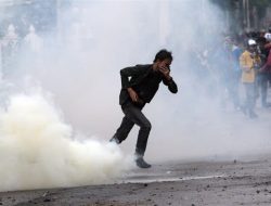 Pertolongan Pertama dan Penanganan Lengkap Saat Terkena Gas Air Mata