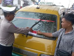 Sambut HUT ke-80 RI, Satlantas Polres Majalengka Bagikan Bendera Merah Putih ke Kendaraan Umum