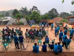 Mahasiswa KKNM FKIP Universitas Subang Latih Warga Bantarsari Membuat Pupuk Kompos Organik