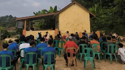 Mahasiswa KKN FKIP Universitas Subang Bentuk Bank Sampah di Desa Bantarsari