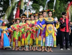 Antusias Masyarakat Saksikan Kirab Budaya Milangkala ke-80 Jawa Barat