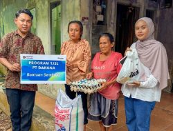 Dahana Salurkan Bantuan Sembako untuk Lansia di Desa Sadawarna Subang