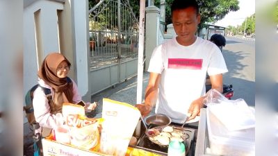 ‎Pedagang Cimin di Majalengka Bagi-Bagi Gratis untuk Siswa Berprestasi‎‎