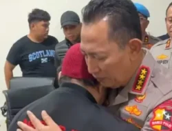 Kapolri Menangis dan Memeluk Keluarga Ojol yang Tewas Dilindas Rantis Brimob