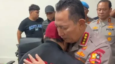 Kapolri Menangis dan Memeluk Keluarga Ojol yang Tewas Dilindas Rantis Brimob