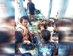 Diterjang Ombak Besar, Empat Nelayan Indramayu Selamat dari Maut Secara Dramatis