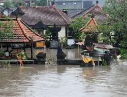 Polri-TNI Gotong Royong Bersihkan Rumah Warga Pasca Banjir di Denpasar